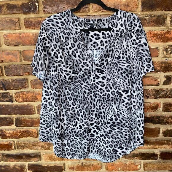 Torrid Gray Leopard Grey Harper Studio Crepe Flutter Blouse Women's Size 2/2X - Picture 2 of 9